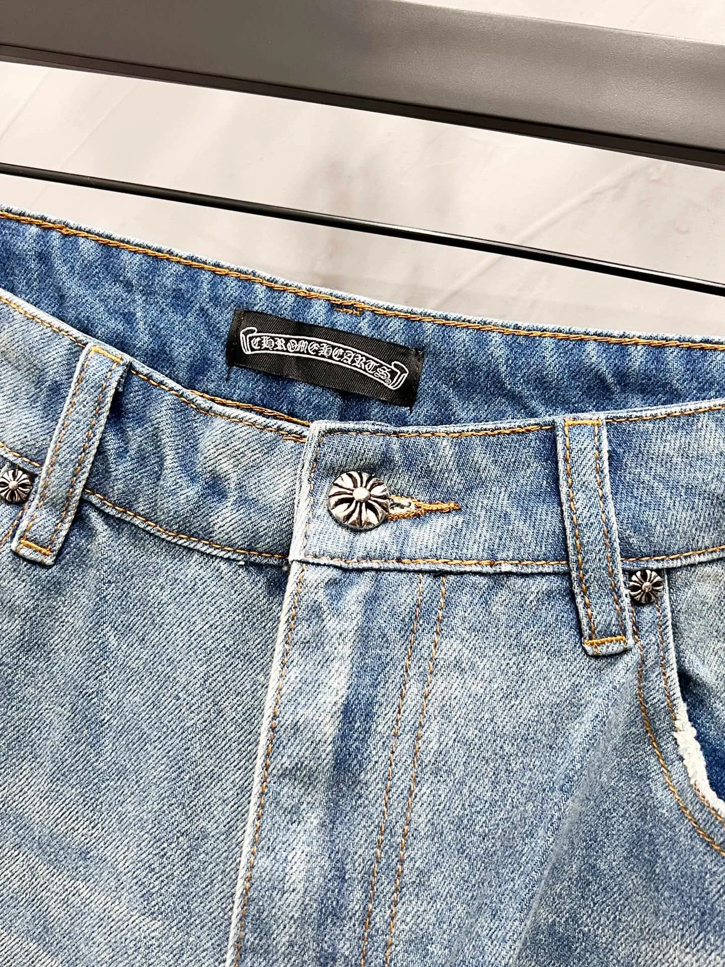 P250 Style number: [M934] Chrome hearts & Chrome hearts 25ss black leather cross patch leather jeans Chrome hearts’ logging pants are here! ! ! CH Croix Heart Double Knee Cross Patch Leather Bo1 Style Logging Pants Straight-leg Work Pants B136 Croix Heart Cross Sanskrit Overalls Price 24W Level, patchwork cross pattern embellishment, high-waisted washed jeans! ! Absolutely high-end luxury products, 1.9W level god-level single products, super popular products, made by top heavy industry, not to be missed. About Zangyin, this is an extremely luxurious fashion brand, which can also be called the nobles of the high street. It has always been an exclusive brand of some hipsters or rich second generation. Compared with ordinary high streets, it is more luxurious and noble. Compared with luxury brands, it has a more fashionable personality and has always been a brand that I have a special liking for. Imported yarn is custom-woven into a high-density twill canvas, which ensures a crisp silhouette while also making the fabric feel very delicate. It follows the B01 classic silhouette, with a crisp and stylish upper body. The ready-made garments are stone-ground and fermented and can be matched with any style. Buttons and zinc brushing are washed with genuine YKK retro metal products. Double-layered canvas on the front. Perfect details. All hardware is perfect. Size: 30-32-34-36 Color: blue pants and black leather